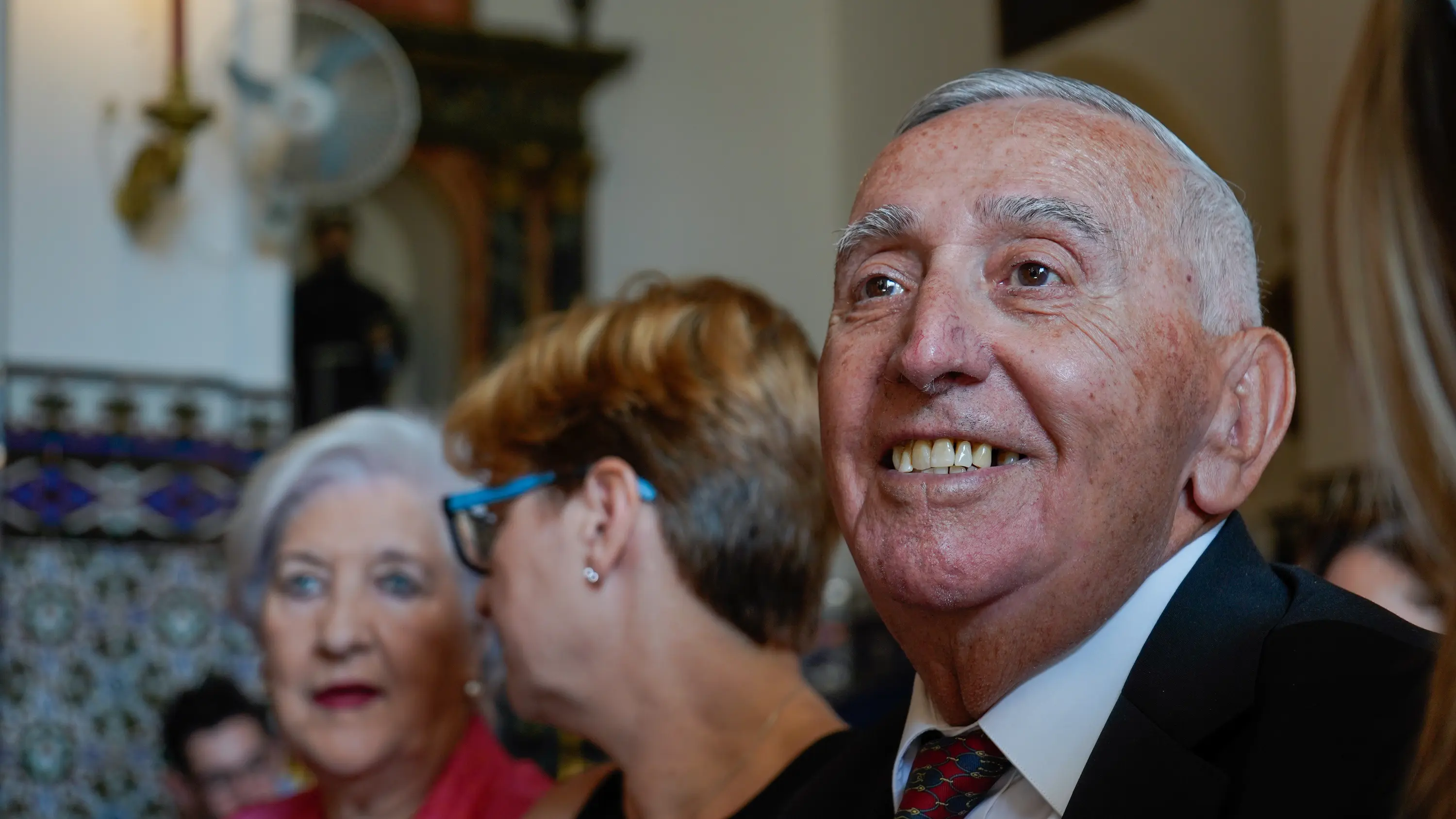 Grupo de invitados charlando y riendo de forma natural durante la comunión