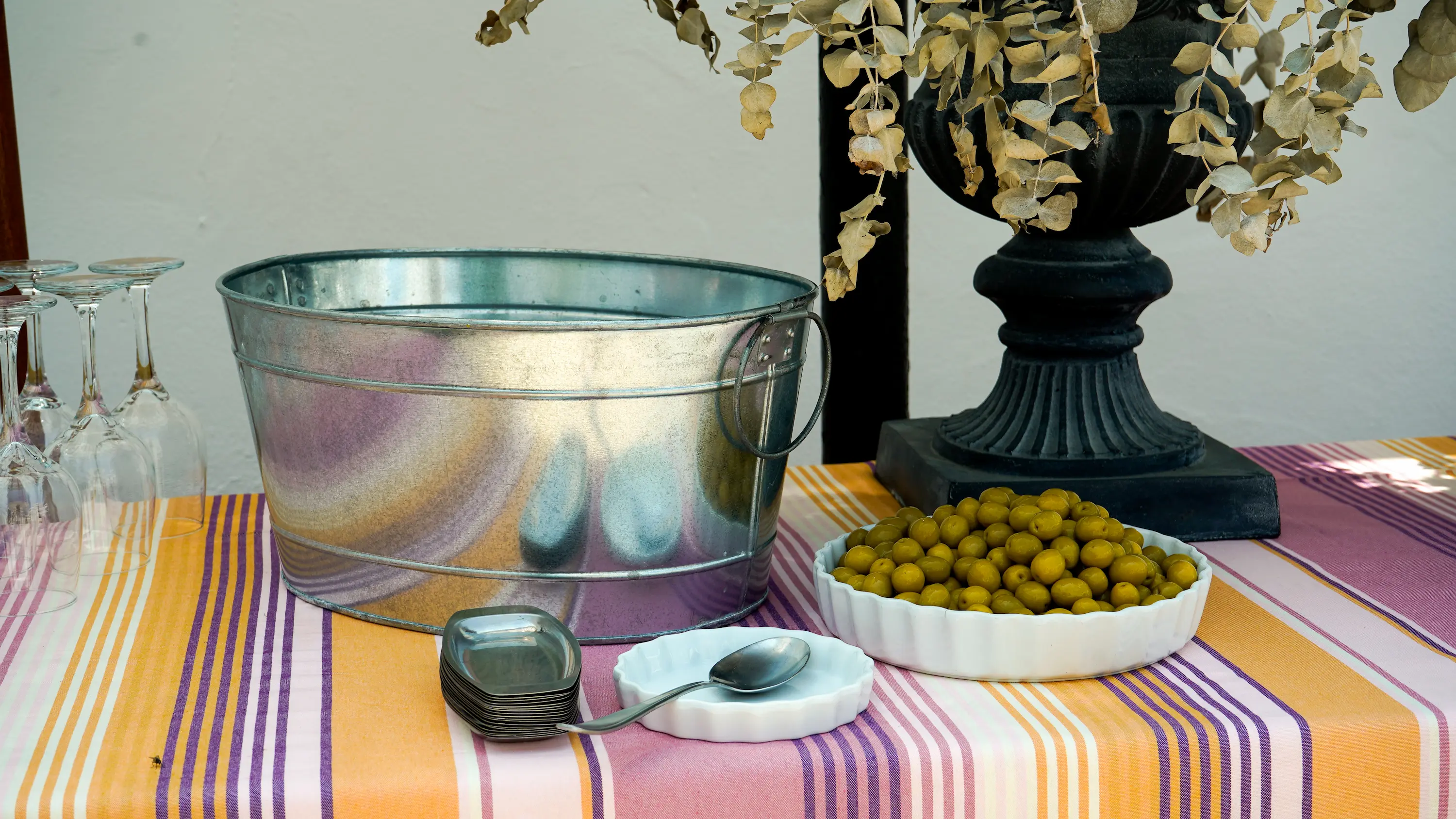 Aperitivos y mesa preparada con detalles para el cóctel de una comunión
