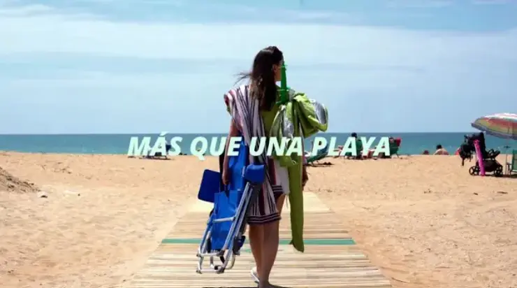 Miniatura de edición de vídeo mostrando a una chica caminando hacia la playa con equipamiento veraniego y diseño de texto superpuesto