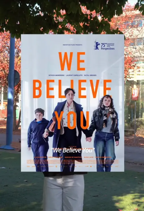 Composición de postproducción en un parque con árboles y farolas, integrando el cartel promocional de una obra de teatro